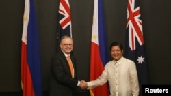 资料图片：2023年9月8日，菲律宾总统小马科斯与澳大利亚总理阿尔巴尼斯在菲律宾马尼拉马拉坎南宫举行双边会议之前握手。（路透社）