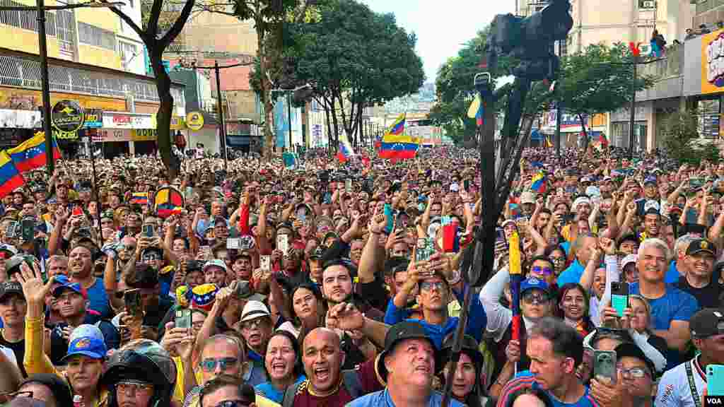 Cientos de personas participaron de la concentración en la que estuvo presente María Corina Machado.&nbsp;