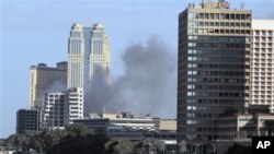 开罗一家购物中心遭抢被烧