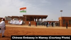 Entrée du nouveau hôpital général de Niamey financé par la Chine.