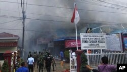 Asap mengepul dari penjara di Kabanjahe, Sumatera Utara, Indonesia, Rabu, 12 Februari 2020. (Foto: AP)