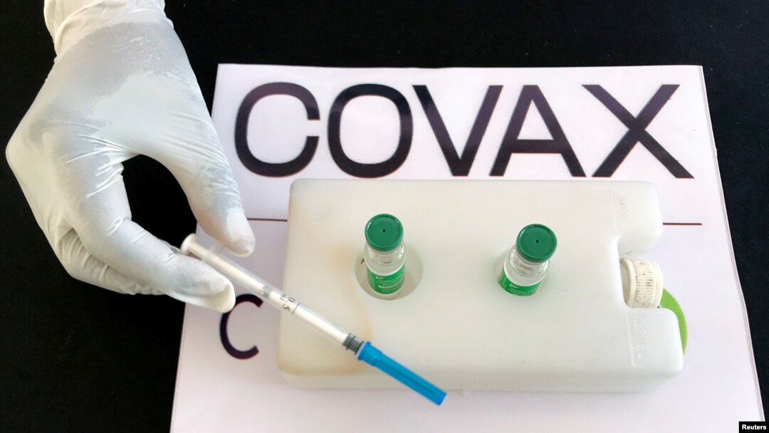 FILE PHOTO: A nurse prepares to administer the AstraZeneca/Oxford vaccine under the COVAX scheme against the coronavirus disease (COVID-19) at the Eka Kotebe General Hospital in Addis Ababa, Ethiopia March 13, 2021. REUTERS/Tiksa Negeri/File Photo