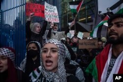 Pendukung Palestina berbaris dengan mengibarkan bendera dan spanduk serta meneriakkan protes akibat perang Israel-Hamas di Timur Tengah, Jumat 13 Oktober 2023, di New York. (Foto: AP)