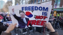 Pendukung dari Presiden Korea Selatan yang dimakzul;kan, Yoon Suk Yeol, membawa poster berisi dukungan terhadap Yoon dalam aksi demo di Mahkamah Konstitusi di Seoul, pada 13 Februari 2025. (Foto: AP/Lee Jin-Man)