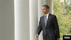 President Obama saat berjalan menuju Rose Garden di Gedung Putih, Kamis (20/10) untuk menyampaikan pernyataannya mengenai berita tewasnya Moammar Gaddafi.