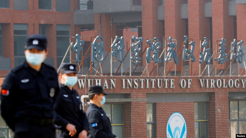 资料照片：中国安全人员在世界卫生组织小组调查期间在武汉病毒研究所外面警戒。（2021年2月3日）(photo:VOA)