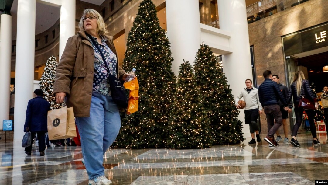 Pernak-pernik hiasan Natal terlihat di Brookfield Place, di Lower Manhattan di Kota New York, pada saat pengunjung sibuk berbelanja, 1 Desember 2017.