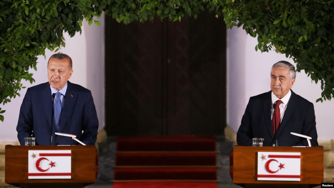 Presiden Turki Tayyip Erdogan (kiri) dan pemimpin Siprus-Turki, Mustafa Akinci berbicara di Nicosia, Siprus Turki, 10 Juli 2018 (foto: dok). 