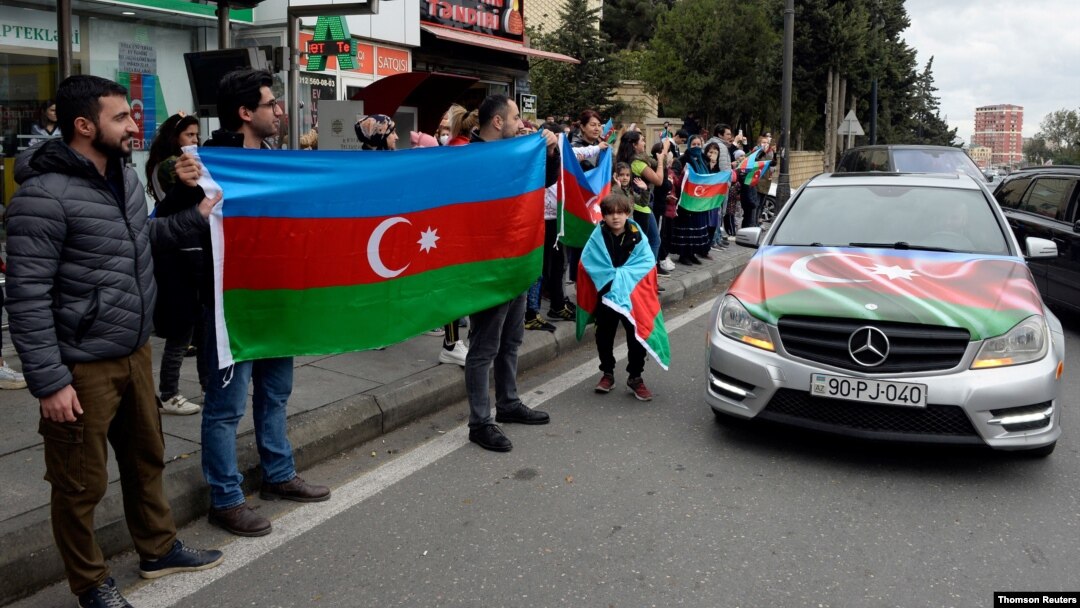 Ljudi slave na ulicama nakon što je predsednik Azerbejdžana Ilham Alijev saopštio da su snage te zemlje zauzele grad Šuši, tokom borbi u otcepljenoj oblasti Nagorno Karabah.