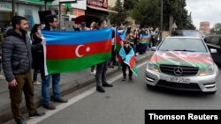 Ljudi slave na ulicama nakon što je predsednik Azerbejdžana Ilham Alijev saopštio da su snage te zemlje zauzele grad Šuši, tokom borbi u otcepljenoj oblasti Nagorno Karabah.