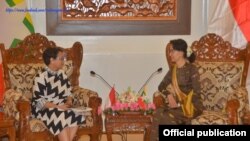 Menteri Luar Negeri Indonesia Retno Marsudi dan pemimpin Myanmar, Aung San Suu Kyi di Myanmar (4/9).