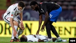 Patrick Claude Ekeng, au milieu, s’est effondré pendant le match de play-off entre son équipe, le Dinamo Bucarest et le FC Victoria, comptant pour la première ligue roumaine de football, au stade national de Bucarest, Roumanie, 6 mai2016. Le joueur camero