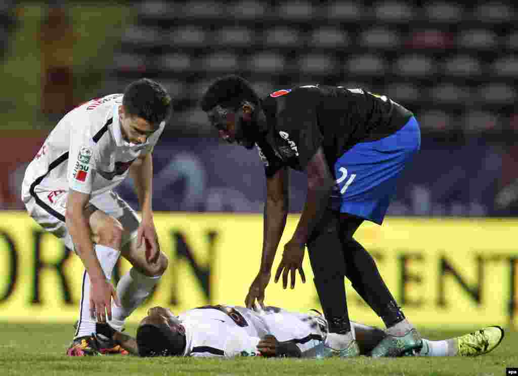 Patrick Claude Ekeng, au milieu, s’est effondré pendant le match de play-off entre son équipe, le Dinamo Bucarest et le FC Victoria, comptant pour la première ligue roumaine de football, au stade national de Bucarest, Roumanie, 6 mai2016. Le joueur camero