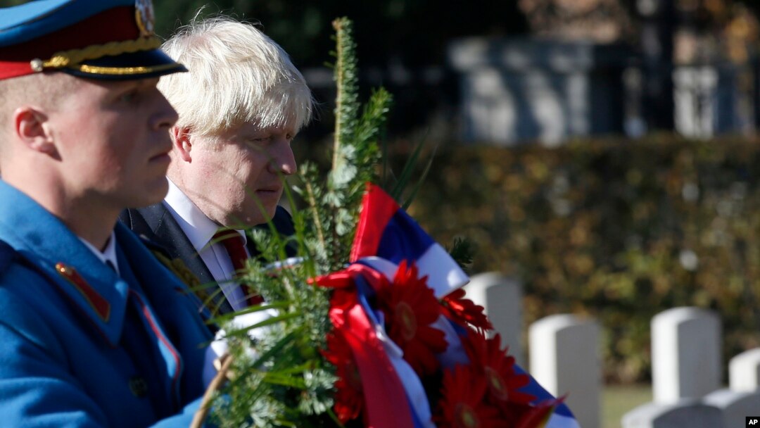 Britanski šef diplomatije Boris Džonson polaže venac na Groblje Komonvelta u Beogradu