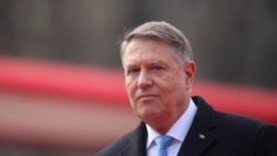 Presiden Klaus Iohannis dalam upacara resmi yang menandai berakhirnya masa jabatannya sebagai presiden menyusul pengunduran dirinya, di Bucharest, Rumania, 12 Februari 2025. (Inquam Photos/George Calin via REUTERS)