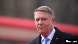 Presiden Klaus Iohannis dalam upacara resmi yang menandai berakhirnya masa jabatannya sebagai presiden menyusul pengunduran dirinya, di Bucharest, Rumania, 12 Februari 2025. (Inquam Photos/George Calin via REUTERS)