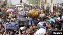 17일 이라크 라마디에서 이슬람 극단주의 무장단체 ISIL의 공세를 피해 도망온 수니파 주민들이 바그다드에 도착했다.