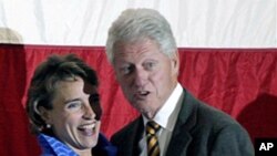 Senator Blanche Lincoln (l) and former President Bill Clinton at a Democratic political rally in Jonesboro, Arkansas, 13 Oct 2010