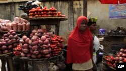 Wata yarinya a kasuwar Obalende da ke Legas