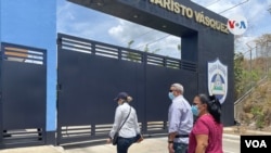 Familiares de presos políticos piden información en el nuevo centro de detención conocido como El Chipote. [Foto Houston Castillo/VOA].