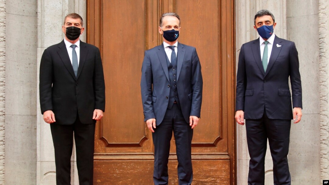 Menlu Jerman Heiko Maas (tengah) bersama Menlu Israel Gabi Ashkenazi (kiri) dan Menlu UEA Sheikh Abdullah bin Zayed Al Nahyan (kanan) setibanya di Villa Borsig, Berlin, Jerman, 6 Oktober 2020.