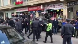 Polis MSK-nın qarşsındakı insanları həbs edir