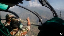 Tentara Nepal mencari helikopter Marinir AS yang hilang akibat gempa di distrik Dolakha, Nepal (14/5). (AP/Niranjan Shrestha)