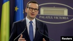 Perdana Menteri Polandia Mateusz Morawiecki menghadiri konferensi pers di kantor pusat pemerintah Rumania selama kunjungan resmi di Bukares, Rumania, 28 Maret 2023. (Foto Inquam/Octav Ganea via REUTERS)