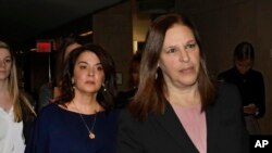Actress Annabella Sciorra, center, arrives as a witness in Harvey Weinstein's rape trial, with Assistant District Attorney Joan Illuzzi, right, in New York, TJan. 23, 2020.