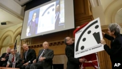 Para anggota organisasi Bulletin of the Atomic Scientists (BAS) menjelaskan mengenai Doomsday Clock atau Jam Kiamat di Universitas Stanford, California, Selasa (26/1).