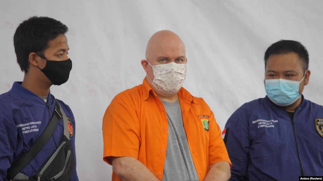 Russ Albert Medlin, warga AS yang juga buron Biro Penyelidik Federal AS (FBI), saat ditangkap dengan tuduhan kejahata pedofilia, di Jakarta, 16 Juni 2020. (Foto: Antara via Reuters)
