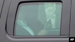 Presidente Donald Trump, es visto desde la ventana de su vehículo presidencial cuando sale del Trump National Golf Club en Potomac Falls, Virginia, el domingo, 26 de marzo de 2017. 