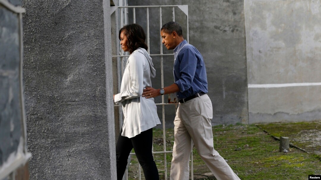 Presiden AS Barack Obama dan Ibu Negara Michelle Obama mengunjungi penjara tempat mantan presiden Afika Selatan pernah mendekam selama hampir 20 tahun di Robben Island, dekat Cape Town (30/6).