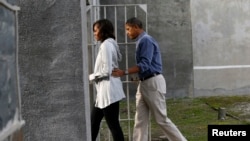 Presiden AS Barack Obama dan Ibu Negara Michelle Obama mengunjungi penjara tempat mantan presiden Afika Selatan pernah mendekam selama hampir 20 tahun di Robben Island, dekat Cape Town (30/6).