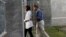 Presiden AS Barack Obama dan Ibu Negara Michelle Obama mengunjungi penjara tempat mantan presiden Afika Selatan pernah mendekam selama hampir 20 tahun di Robben Island, dekat Cape Town (30/6).
