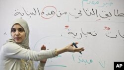 Mamoste Suhad Zendah li Zaytuna College, xwendevanan fêrî zimanê Erebî dike.