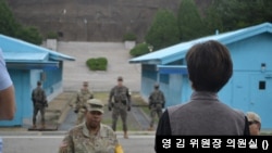 미국 하원 외교위원회 동아시아태평양 소위원회 영 김 위원장 (사진 뒤돌아 있는 여성)이 비무장지대(DMZ) 내 공동경비구역(JSA)을 둘러보고 있다.