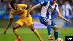 Le milieu de terrain ghanéen de l'Atletico Madrid, Thomas Partey, à gauche, en duel avec Lucas Perez, attaquant espagnol du Deportivo La Coruna, lors du match de foot du RC Espagnol contre le Club Atletico de Madrid au stade Municipal de Riazor à La Corog