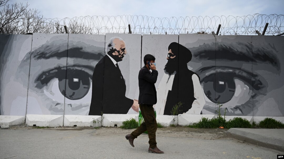 Devordagi suratda AQShning Afg'oniston bo'yicha maxsus vakili Zalmay Halilzod Tolibon rahbari bilan uchrashmoqda, Kobul, 5-aprel, 2020