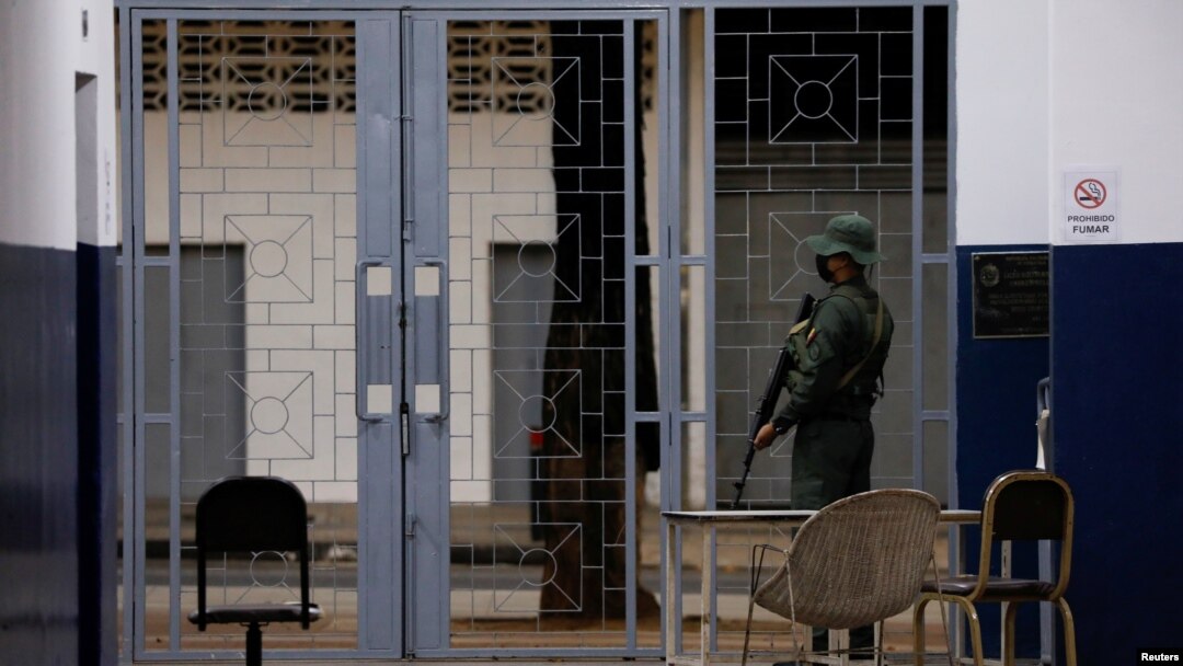 Un miembro de la Guardia Nacional Bolivariana custodia un local electoral en Caracas, Venezuela, antes de los comicios regionales del 21 de noviembre de 2021.