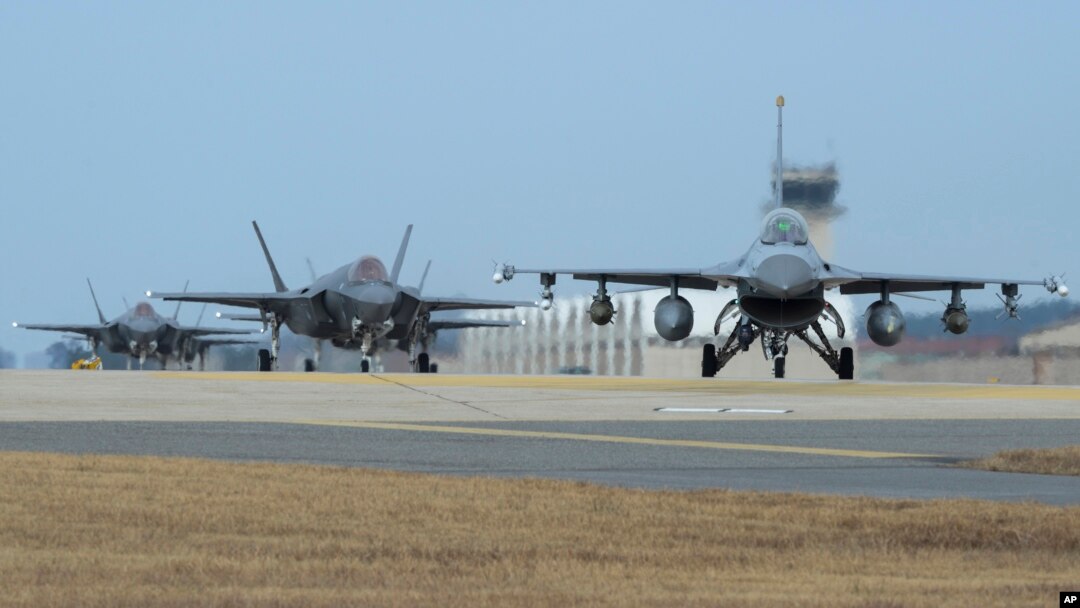 Aviones F-16 Falcon estadounidenses y F-35A Lightning del 34o. Escuadrón Expedicionario despegan de la base aérea Kunsan en Corea del Sur.