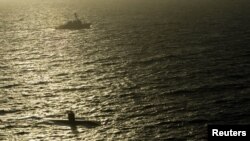 El estrecho de Ormuz se ubica en el golfo de Omán, en la costa norte se localiza Irán y en la costa sur el exclave omaní de Musandam.