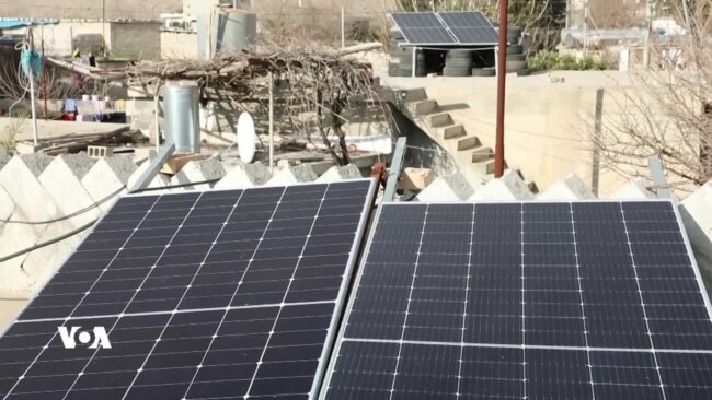 دانیشتوانی گوندێکی خورماڵ بۆ دابینکردنی کارەبای ماڵەکانیان سیستمی خۆری بەکاردەهێنن