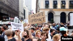 지난 2017년 미국 뉴욕시 트럼프 타워 앞에서 시위 참가자가 '백인우월주의를 끝내라'가 적힌 플래카드를 들고 있다. (자료사진)