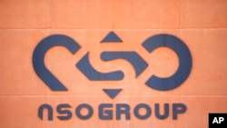 Un logotipo adorna un muro de una sucursal de la compañía israelí NSO Group, el martes 24 de agosto de 2021, cerca del poblado de Sapir, en el sur de Israel.