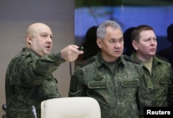 Jenderal Sergei Surovikin (kiri) bersama Menteri Pertahanan Rusia Sergei Shoigu, saat mengunjungi Markas Gabungan angkatan bersenjata Rusia, di lokasi yang tidak diketahui di Rusia (foto: dok).