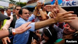 Colombian presidential candidate Oscar Ivan Zuluaga greets supporters during a closing campaign rally in Villeta, May 17, 2014. 