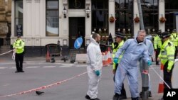法医在英国伦敦桥下调查(2017年6月5日)