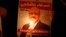 Una persona sostiene un cartel con la imagen del periodista Jamal Khashoggi ante la embajada saudí en Estambul, Turquía, donde los informes han revelado que fue asesinado.