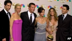 Para pemeran "Friends", dari kiri: David Schwimmer, Lisa Kudrow, Matthew Perry, Courteney Cox, Jennifer Aniston dan Matt LeBlanc berpose di ruang pers seusai mendapat penghargaan luar biasa untuk serial komedi Emmy Awards ke-54, Los Angeles, 22 September 2002. (Foto: dok).